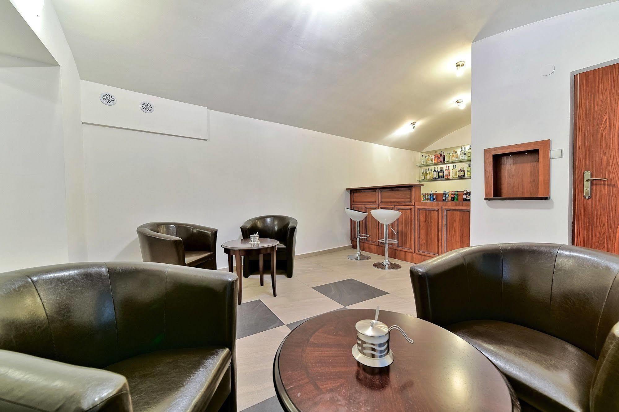 Апартаменти Old Town Luxe Retreat - King Bed - Steps To Main Square Краків Екстер'єр фото